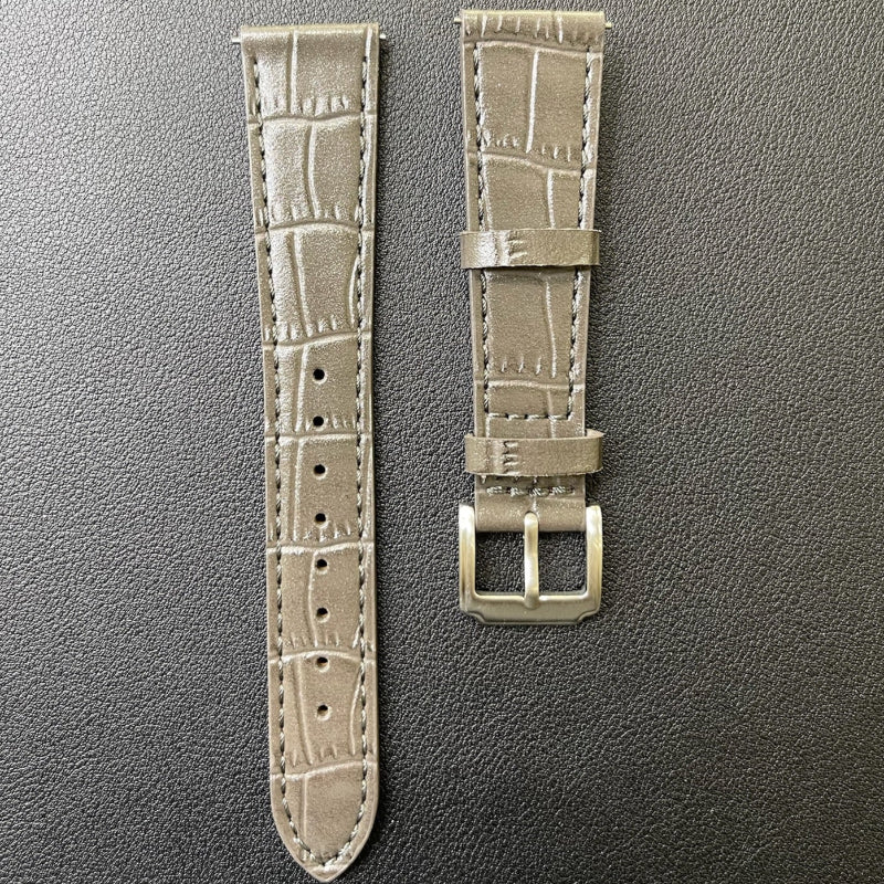 Cinturino in vera pelle con stampa coccodrillo, disponibile in 6 colori, ansa 18mm/20mm, con sgancio rapido.