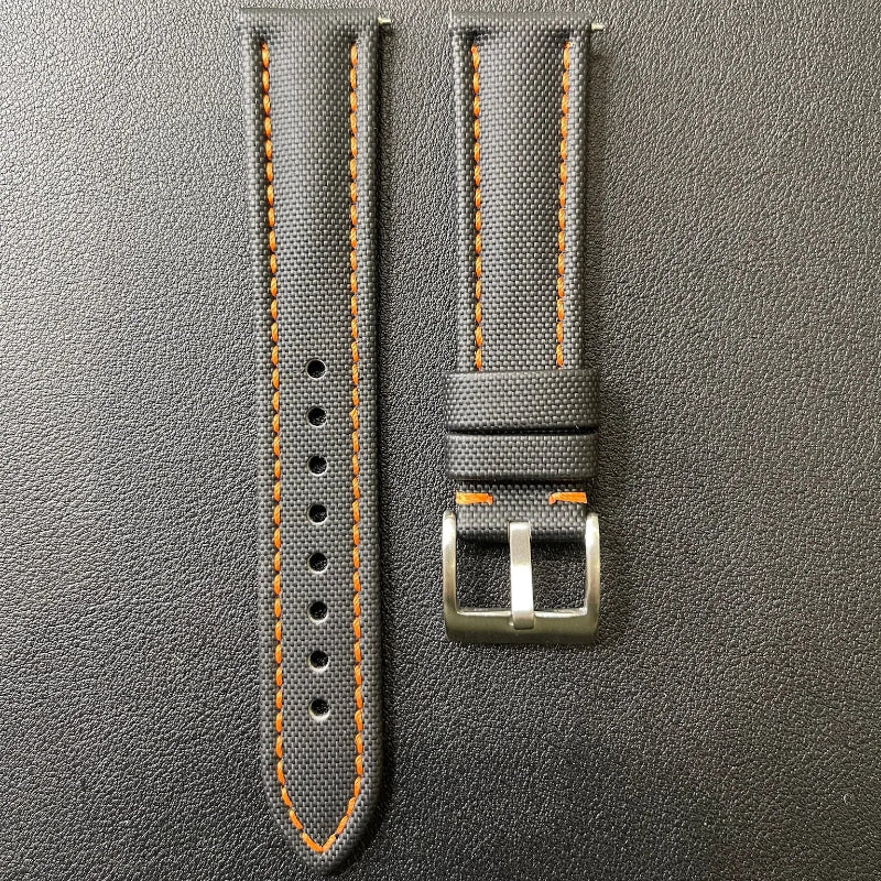Cinturino in vera pelle con sgancio rapido disponibile in vari colori e misure, compatibile con orologi da uomo e donna.