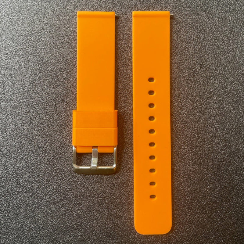 Cinturino in silicone con sgancio rapido, disponibile in vari colori, ansa 20/21 mm, ideale per uso sportivo e quotidiano.