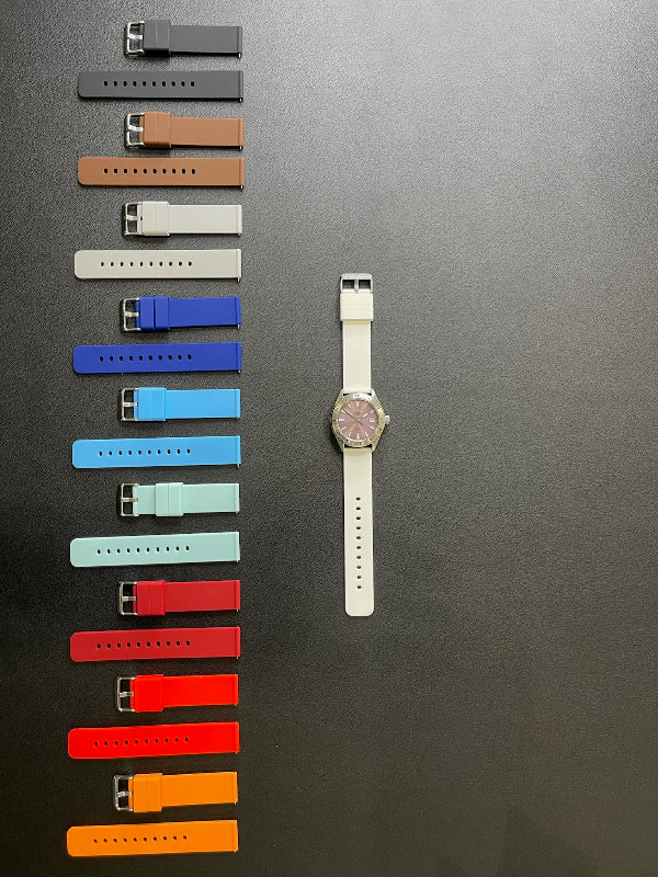 Cinturino in silicone con sgancio rapido, disponibile in vari colori, ansa 20/21 mm, ideale per uso sportivo e quotidiano.