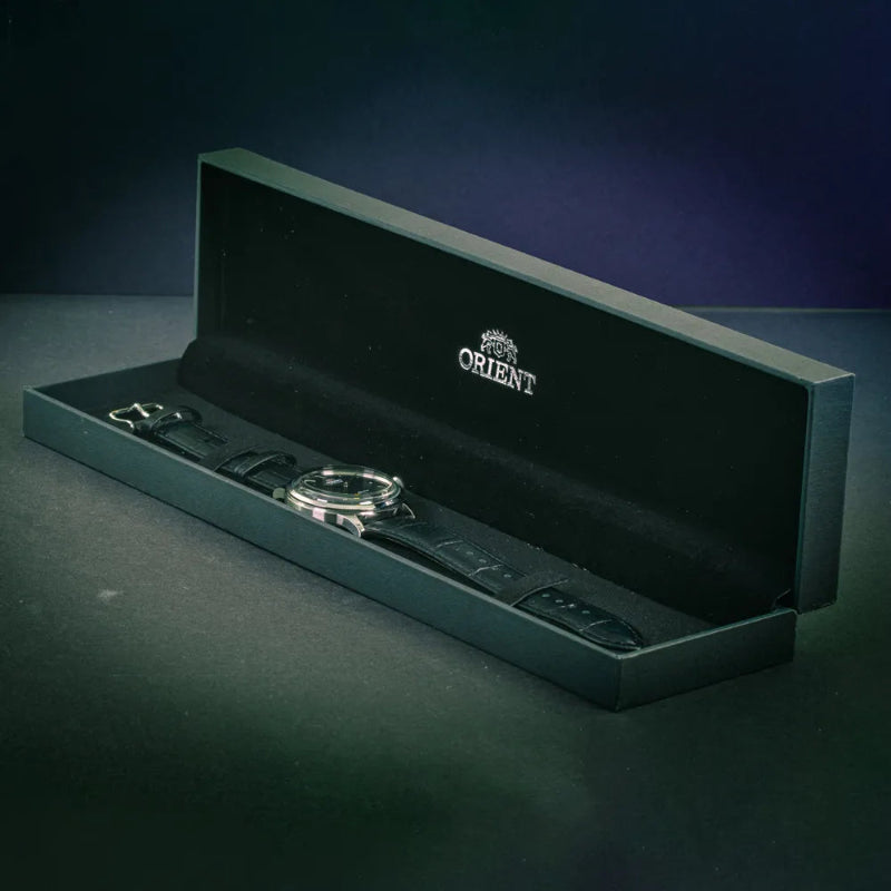 Orologio Orient Bambino 38 RA-AC0M02B da uomo con quadrante nero, cassa 38 mm in acciaio e cinturino in pelle nera, stile classico.