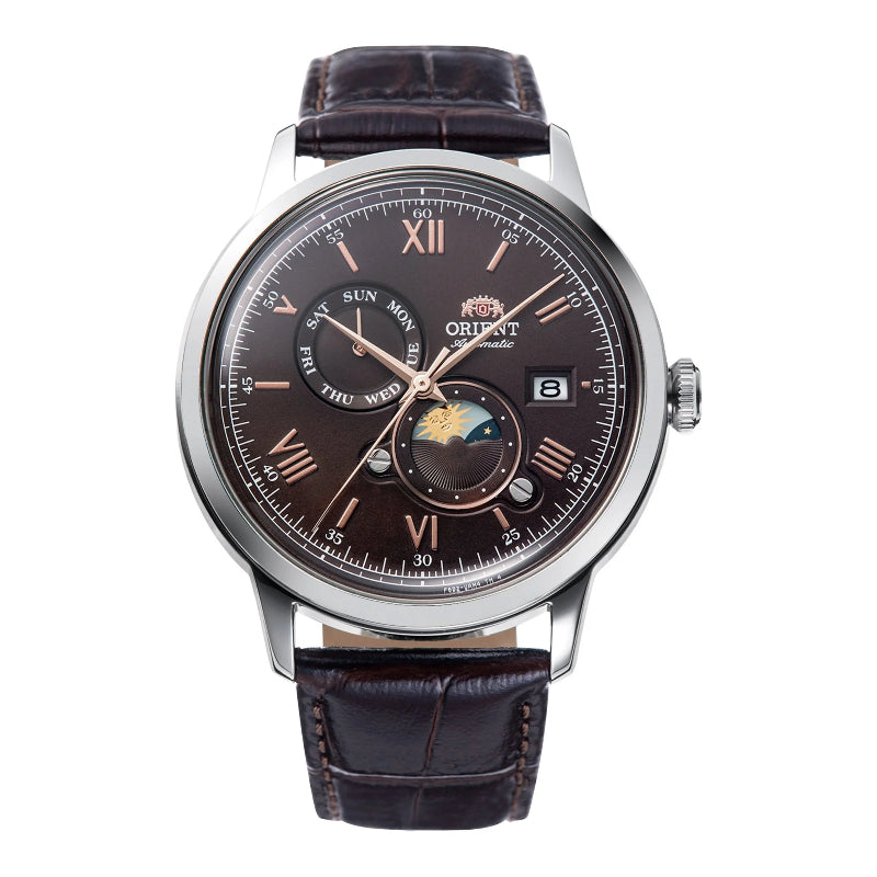 Orologio Orient RA‑AK0804Y automatico da uomo Bambino Sun & Moon con quadrante marrone notte e cinturino in pelle marrone.