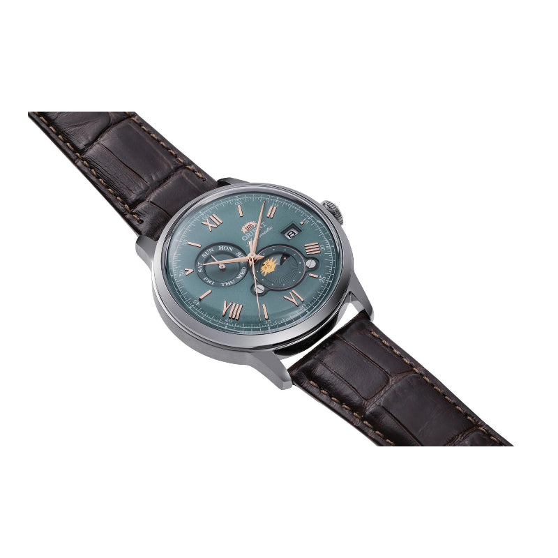 Orient RA‑AK0805E verde opale, cassa in acciaio 42,5 mm e vetro minerale, vista 3/4.