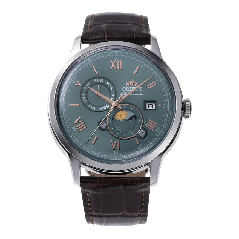 Orologio Orient RA‑AK0805E Bambino Sun & Moon con quadrante verde opale, vista frontale.