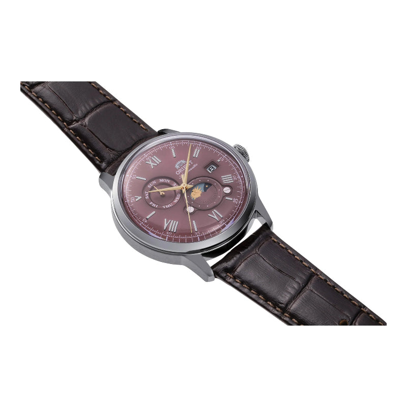Orient RA‑AK0807R con quadrante rosso rubino e cassa in acciaio 42,5 mm, vista 3/4.