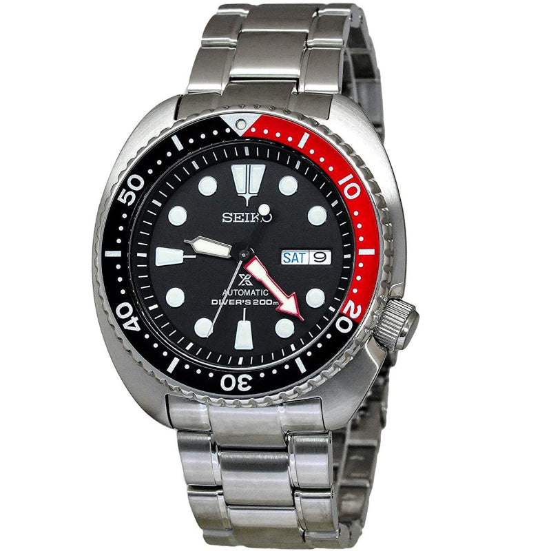 Primo piano dell’orologio Seiko SRP789K1 Prospex Turtle con cassa in acciaio, quadrante nero e ghiera Pepsi su sfondo neutro.