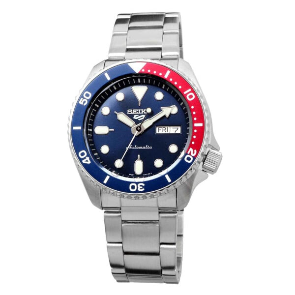 Primo piano dell’orologio Seiko SRPD53K1 5 Sports con quadrante blu, cassa in acciaio e lunetta Pepsi, fotografato su sfondo neutro.