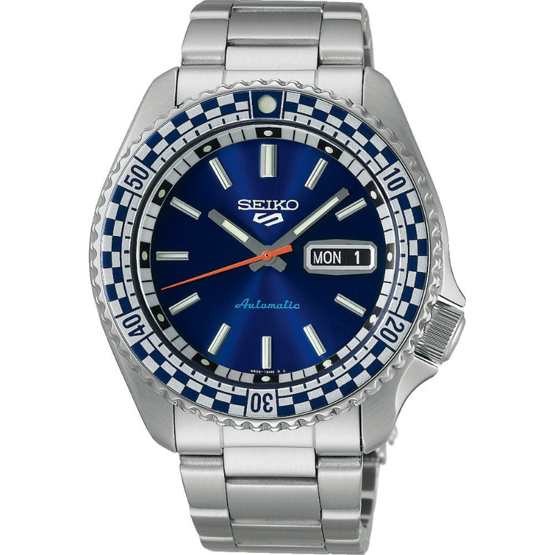 Primo piano dell’orologio Seiko SRPK15K1 5 Sports Rally con quadrante blu e lunetta a scacchi bianca e blu, cassa e bracciale in acciaio.