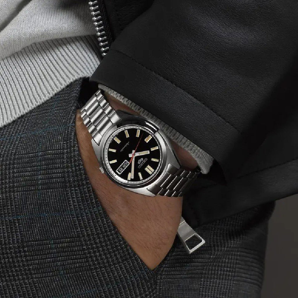 Orologio Seiko SRPK89K1 da uomo con quadrante nero, dettagli dorati e bracciale in acciaio.