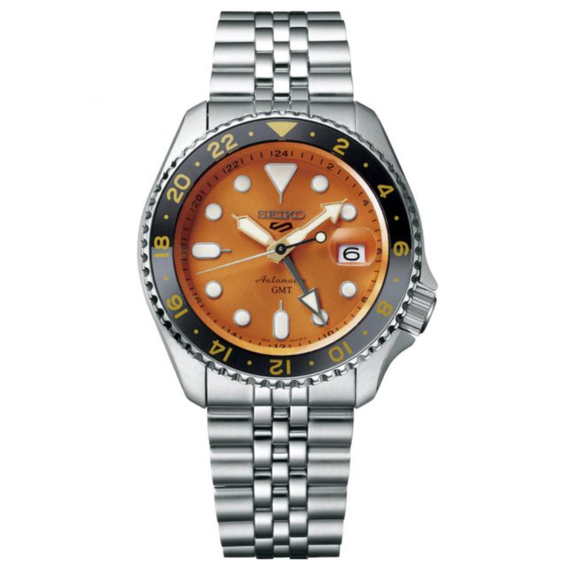 Primo piano dell’orologio Seiko SSK005K1 5 Sports GMT con quadrante arancione, ghiera interna GMT e lunetta esterna nera, cassa e bracciale in acciaio.