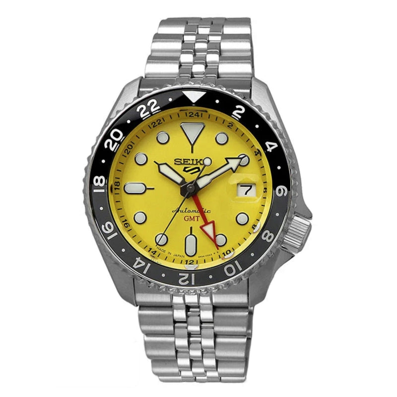 Primo piano dell’orologio Seiko SSK017K1 5 Sports GMT con quadrante nero, ghiera interna GMT blu/nera e lunetta esterna nera, cassa e bracciale in acciaio.