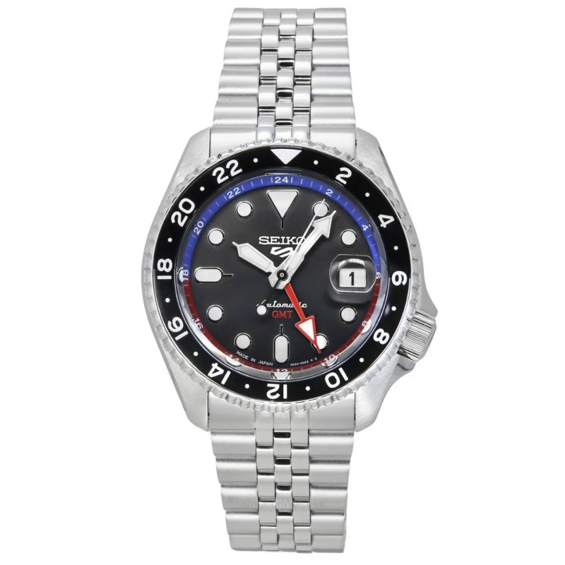 Primo piano dell’orologio Seiko SSK019K1 5 Sports GMT con quadrante blu, ghiera interna Pepsi e lunetta esterna nera, cassa in acciaio e bracciale metallico.